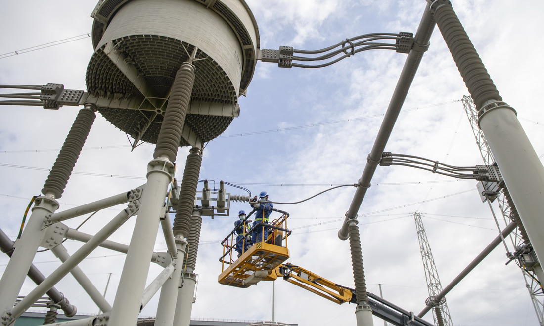 10月9日，國網安徽電力檢修人員對古泉換流站設備進行檢修、維護。新華社記者 杜宇 攝
