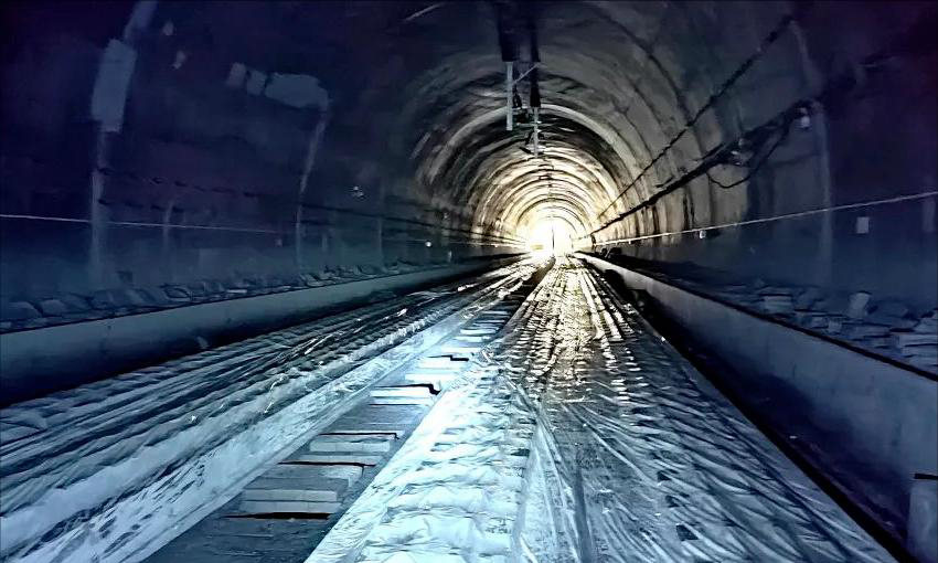 目前，成昆鐵路復(fù)線已進(jìn)入最后沖刺階段，預(yù)計(jì)今年底實(shí)現(xiàn)全線貫通。建成通車后，將穿行大小涼山腹地、攀西地區(qū)，在川滇間架起新的鋼鐵通道，密切我國(guó)西部地區(qū)與東南亞地區(qū)的互聯(lián)互通。屆時(shí)，新老成昆線將客貨分離，時(shí)速80公里的老成昆線以貨運(yùn)為主，時(shí)速160公里的新成昆線以客運(yùn)為主，有利于疏解既有成昆鐵路運(yùn)輸壓力、增運(yùn)增收，也將帶動(dòng)沿線地方經(jīng)濟(jì)發(fā)展，實(shí)現(xiàn)鄉(xiāng)村振興。圖為成昆項(xiàng)目隧道內(nèi)的無(wú)砟道床。