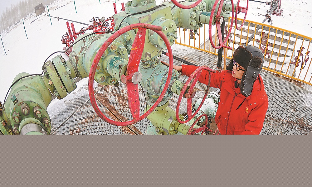 近日，吉林油田重點對長嶺氣田擴大泡排等措施規模，優化川南頁巖氣運行，全力以赴增強天然氣保供“底氣”。圖為長嶺氣田員工巡檢。