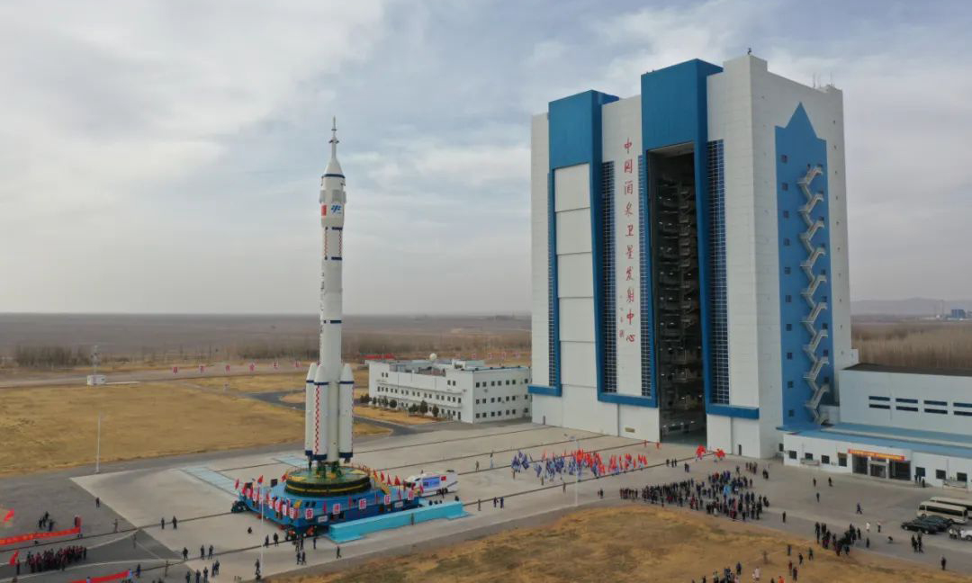 據中國載人航天工程辦公室消息，北京時間2022年11月21日，神舟十五號載人飛船與長征二號F遙十五運載火箭組合體已轉運至發射區。目前，發射場設施設備狀態良好，后續將按計劃開展發射前的各項功能檢查、聯合測試等工作。圖為神舟十五號船箭組合體在垂直轉運中。郝裕彤 攝