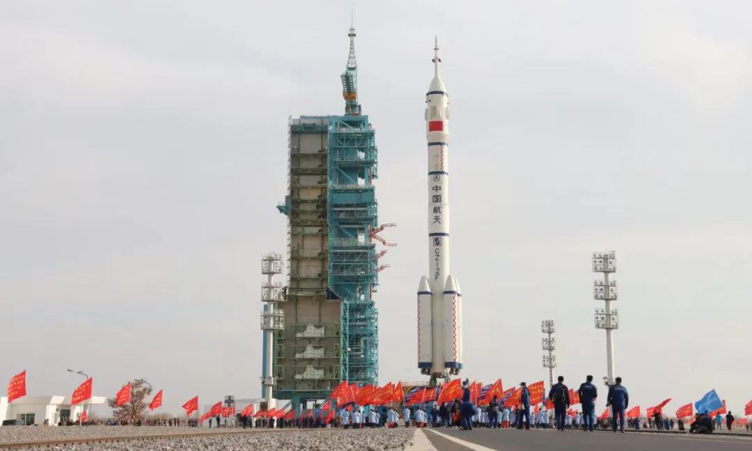 11月21日，神舟十五號船箭組合體在垂直轉運中。胡藍月攝