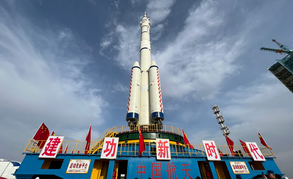 11月21日，神舟十五號船箭組合體在垂直轉運中。張曉寧 攝