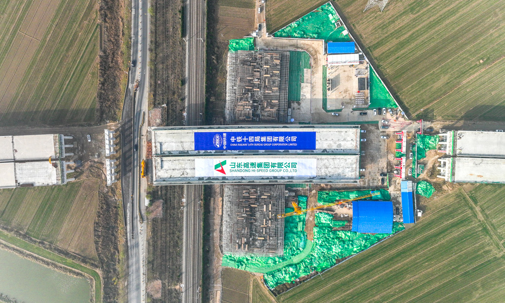 11月23日13時30分，由中國鐵建所屬中鐵十四局承建的濟南繞城高速公路二環線西環段跨京滬鐵路轉體橋轉體成功。該橋是國內最重單墩雙幅寬體無合龍段轉體橋，為全線建成通車奠定了堅實基礎。圖為轉體橋轉體完成后。