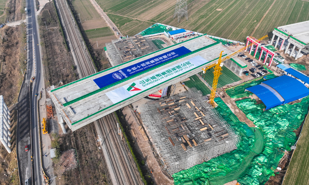 濟南大西環項目是山東省“九縱五橫一環七射多連”高速公路網的重要組成部分，被交通運輸部確定為首批平安百年品質工程創建示范項目和全國重大工程宣傳示范項目試點。本項目的建設對完善山東省高速路網布局、強化濟南作為省會城市群經濟圈和新舊動能轉換綜合試驗區核心城市的輻射帶動作用，帶動沿線區域經濟社會快速發展等方面具有重要意義。圖為轉體橋轉體中。