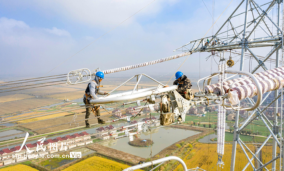 11月23日拍攝的1000千伏特高壓盱眙至泰州線路升高改造工程現(xiàn)場。史俊 攝