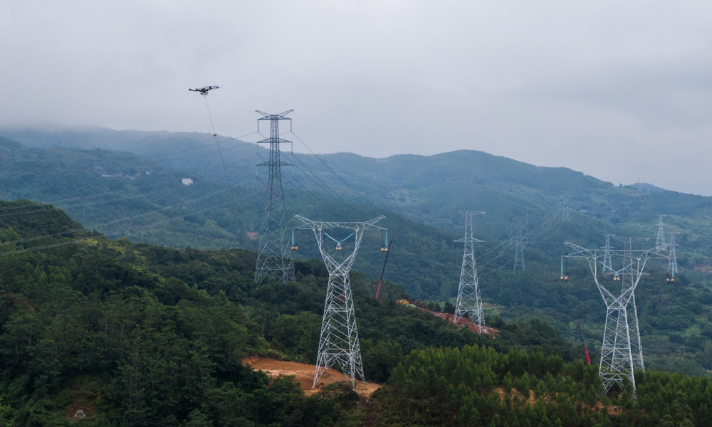 近日，南方電網(wǎng)粵港澳大灣區(qū)500千伏外環(huán)東段工程（汕尾段）首段展開放線作業(yè)。該段線路總長121千米，新建鐵塔240基，全線行使用八分裂導(dǎo)線，這也是南方電網(wǎng)公司首次在500千伏輸電線路上使用八分裂導(dǎo)線，將有效提升電力輸送的安全性和穩(wěn)定性。 圖為施工現(xiàn)場。