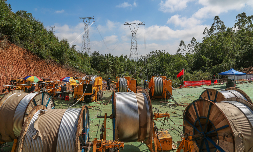 粵港澳大灣區(qū)500千伏外環(huán)東段（汕尾段）工程位于粵東汕尾境內(nèi)，是大灣區(qū)外環(huán)東段工程首個放線施工標(biāo)段。該工程是廣東電網(wǎng)公司目標(biāo)網(wǎng)架第二階段建設(shè)任務(wù)的關(guān)鍵項目之一。圖為施工現(xiàn)場。