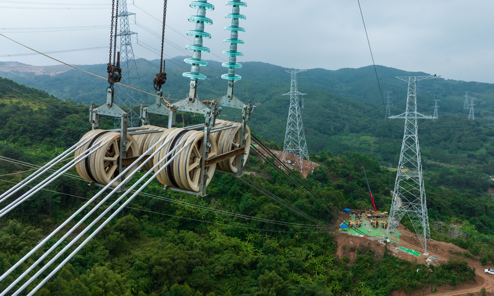 八根導(dǎo)線順利穿過滑車。