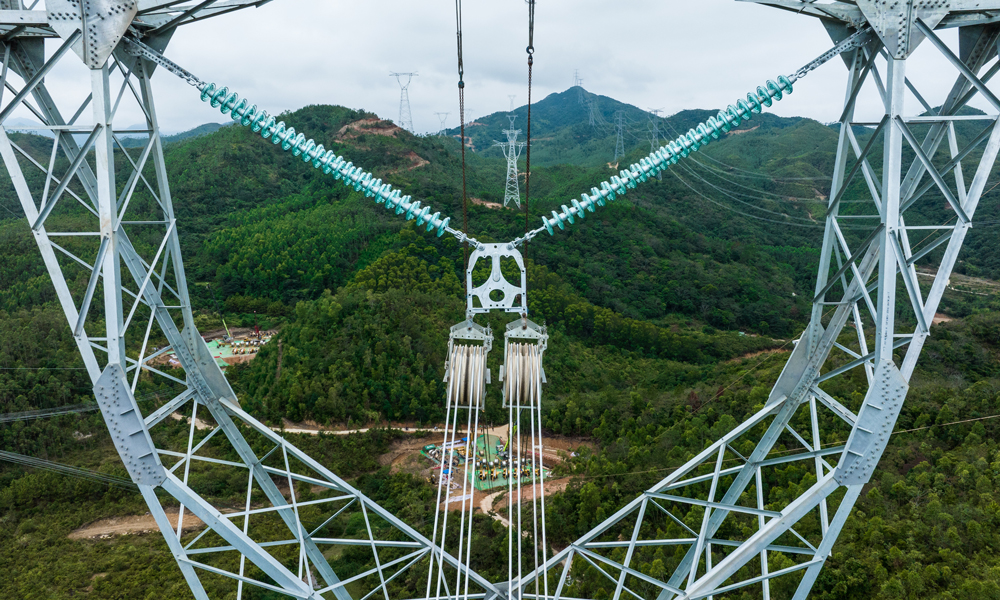 中相的八根導(dǎo)線順利展放。