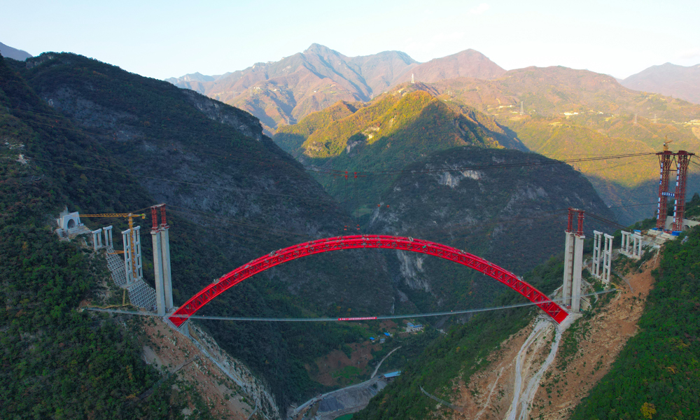 11月28日，由中國鐵建所屬昆侖集團參與投資、中鐵十二局承建的巫鎮(zhèn)高速公路東溪河特大橋主拱合龍，在大巴山深處架起一座連接渝陜兩地的“虹橋鋼管”，標志著這座西南地區(qū)最高鋼管拱橋建設(shè)取得重大突破。圖為大橋主拱合龍。