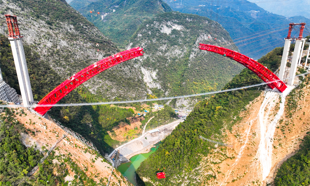 作為全線重點控制性節(jié)點工程，東溪河特大橋全長506米，主橋設(shè)計為跨徑330米的上承式鋼管混凝土拱橋，橋面距離地面垂直高度達289米，這一高度為國內(nèi)西南地區(qū)同類型橋梁之最。圖為鋼管拱肋吊裝。