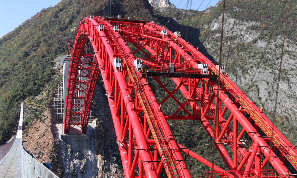 作為重慶首條直接連接陜西的高速公路，巫鎮(zhèn)高速建成通車后，重慶巫溪至陜西鎮(zhèn)坪駕車時間將由目前3小時縮短至約1小時。圖為主拱實現(xiàn)精準安裝現(xiàn)場。