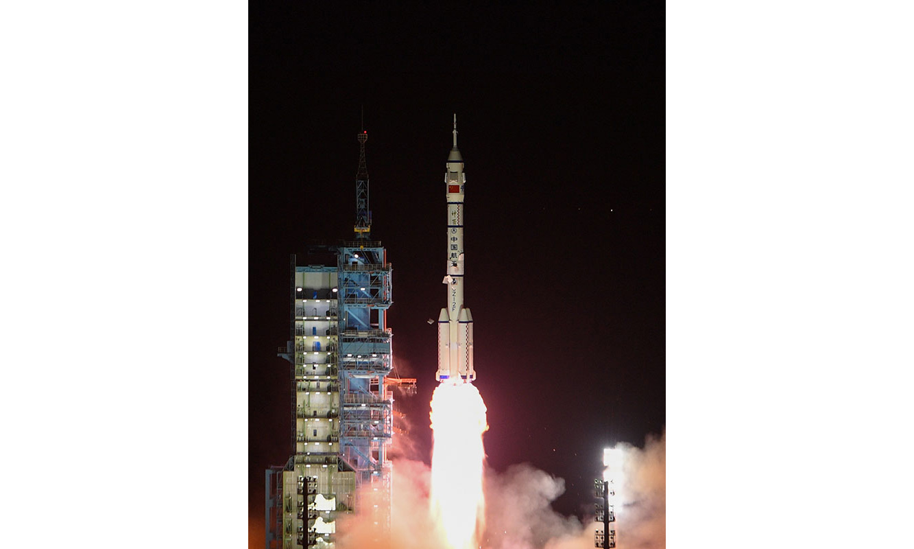 11月29日23時08分，搭載神舟十五號載人飛船的長征二號F遙十五運載火箭在酒泉衛星發射中心點火發射，約10分鐘后，神舟十五號載人飛船與火箭成功分離，進入預定軌道，航天員乘組狀態良好，發射取得圓滿成功。新華社記者 劉磊 攝