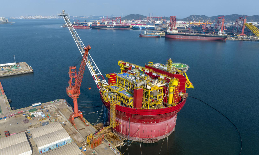 浮式生產儲卸油裝置（FPSO）集原油生產、存儲、外輸等功能于一體，相當于一座“海上油氣加工廠”，是目前全球海洋油氣開發的主流生產裝置。由于集成化程度高、技術要求高、建造難度大，被譽為海洋工程領域“皇冠上的明珠”。其中，圓筒型FPSO具有抵御惡劣海況能力強、適應水深范圍大、鋼材用量少、經濟適用性高等顯著優點，代表著國際上FPSO技術的最新發展方向。圖為交付前夕施工人員正在對關鍵設備進行加固。