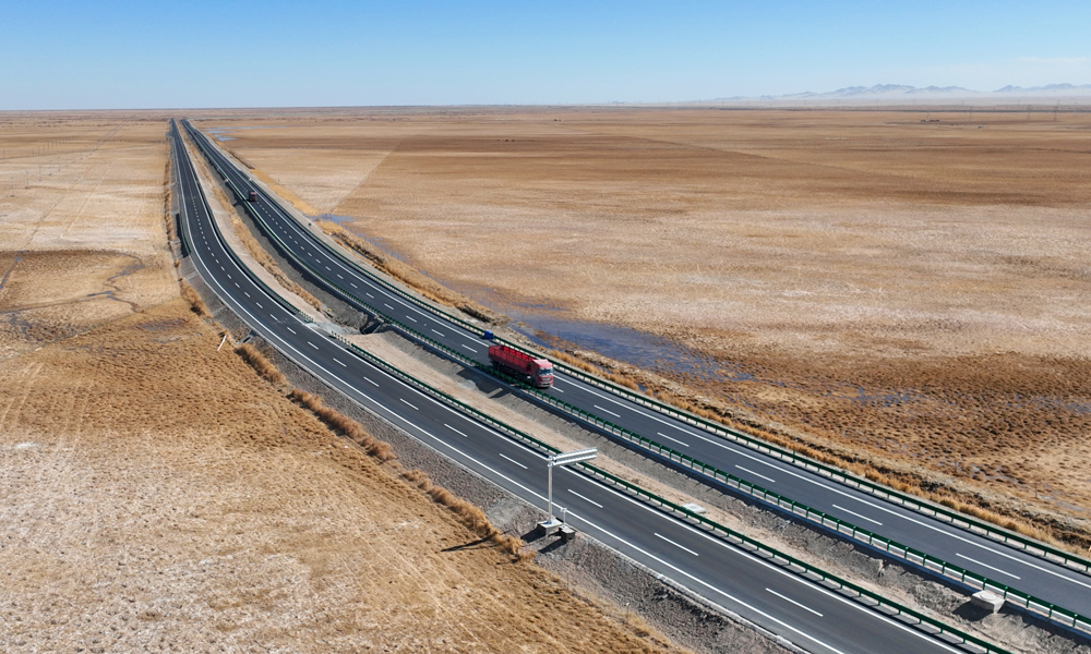 12月1日，中國中鐵旗下中鐵五局參與投資建設(shè)的青海省格爾木至茫崖公路擴(kuò)建工程舉行通車儀式，標(biāo)志著青海省首條采用特許經(jīng)營模式建設(shè)的公路正式通車運(yùn)營。