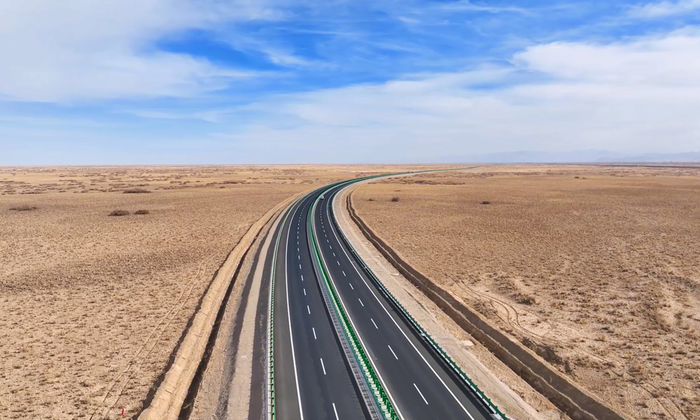 格茫公路擴(kuò)建工程位于青海省海西蒙古族藏族自治州，采用“新建一幅+老路改建一幅”模式建設(shè)，全長343.14公里，平均海拔2850米，為雙向四車道一級公路建設(shè)標(biāo)準(zhǔn)。全線90%以上的路段是鹽堿、沼澤地質(zhì)，工程點(diǎn)多線長、有效施工時(shí)間短、交通轉(zhuǎn)換復(fù)雜、環(huán)境保護(hù)要求高。中鐵五局建設(shè)團(tuán)隊(duì)引進(jìn)國際最先進(jìn)的瀝青攪拌和攤鋪設(shè)備，精心組織、科學(xué)施工，解決了鹽堿沼澤、鹽漬土、水草地等不良地質(zhì)路段多、高寒高海拔施工難等難題，提前5個(gè)月完成項(xiàng)目主體工程建設(shè)任務(wù)。