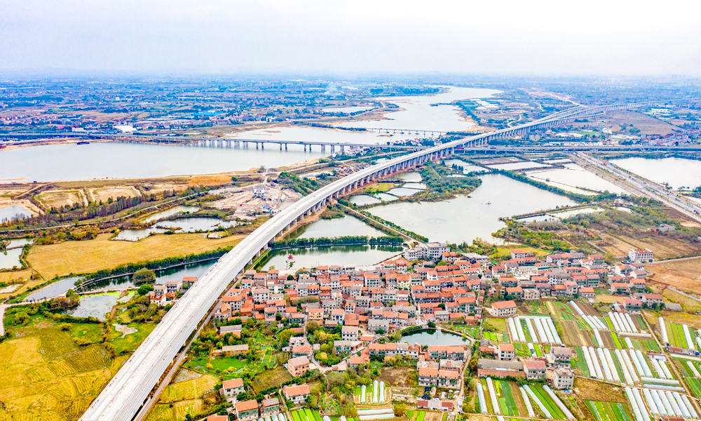 昌景黃高鐵設(shè)計(jì)時(shí)速350公里，西起江西省南昌市，途經(jīng)江西省上饒市、景德鎮(zhèn)市，東至安徽省黃山市，正線全長289公里，其中江西省境內(nèi)200公里。中鐵十四局共承擔(dān)了昌景黃高鐵江西段正線及站線鋪軌、32.3公里橋梁、3.9公里路基、812孔箱梁制架設(shè)、190組道岔鋪設(shè)等施工任務(wù)。圖為昌景黃高鐵沿線。