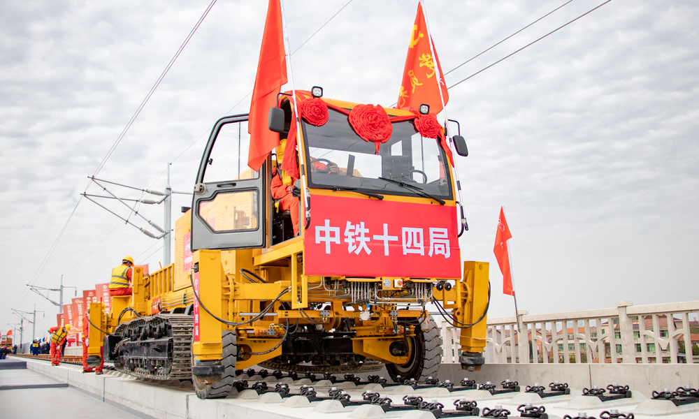 項(xiàng)目部克服異形梁、橋機(jī)頻繁調(diào)頭、高溫暴雨、小曲線、大坡度等不利因素和架梁難題，先后使用下導(dǎo)梁羅盤調(diào)平技術(shù)、龍門吊安裝走行糾偏裝置、運(yùn)梁車安裝防疲勞人臉識別系統(tǒng)等先進(jìn)技術(shù)和設(shè)備，將信息化運(yùn)用到視頻監(jiān)控、風(fēng)速監(jiān)測、胎壓監(jiān)測、鋼絲繩監(jiān)測等各個(gè)方面，為箱梁架設(shè)做好技術(shù)和安全保障。圖為多功能鋪軌機(jī)。