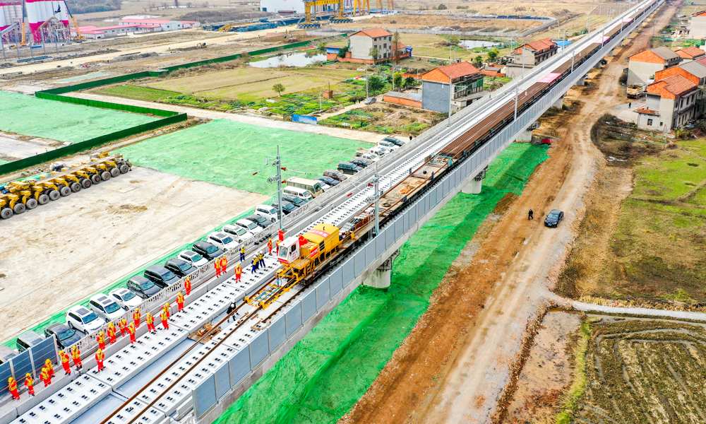 據(jù)悉，昌景黃高鐵建成后，將連接杭黃高鐵，黃山、杭州與南昌、景德鎮(zhèn)的聯(lián)系更加緊密，東部地區(qū)將形成一條跨越浙皖贛三省名城、名湖、名山的“黃金旅游線”，也是一條紅色旅游線、文化旅游線和生態(tài)旅游線，將促進(jìn)長江經(jīng)濟(jì)帶打造的三大增長極之一——長江中游城市群中特大城市南昌的輻射帶動作用，并將江西省打造成為“一帶一路”建設(shè)連接點(diǎn)和內(nèi)陸開放型經(jīng)濟(jì)戰(zhàn)略高地，對促進(jìn)沿線經(jīng)濟(jì)發(fā)展具有重要意義。圖為昌景黃高鐵鋪軌施工現(xiàn)場。