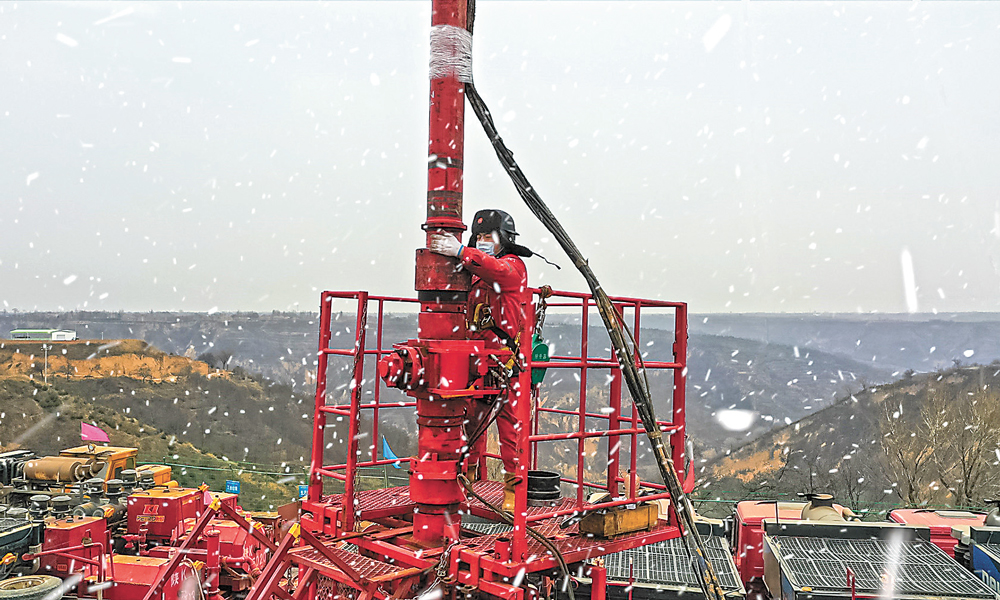 截至12月15日，中油測井遼河分公司在宜川地區累計施工150余井次，測井一次成功率100%，曲線合格率100%。圖為作業人員雪中安裝井口設備、清洗維護防噴管線。王猛 徐守剛 攝影報道