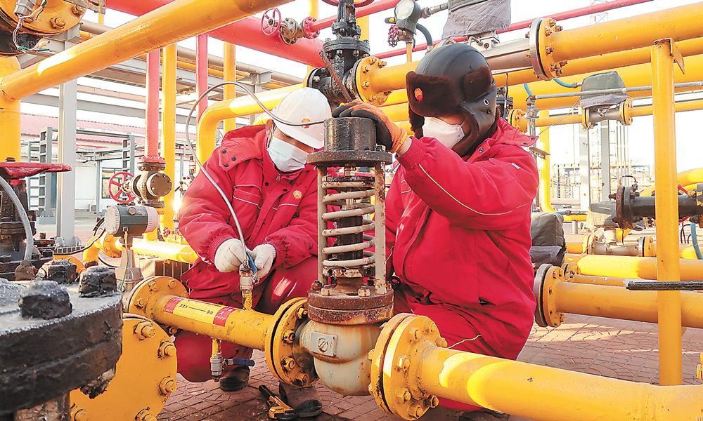 近日，冀東油田油氣集輸公司精準控制原油外輸溫度，保證裝船溫度滿足要求，調節生產運行參數，合理控制加熱爐溫度，進一步減少自用氣量，為冬供“爭氣”送暖。圖為員工強化冬季天然氣設備維護保養。楊軍 王翔 攝影報道