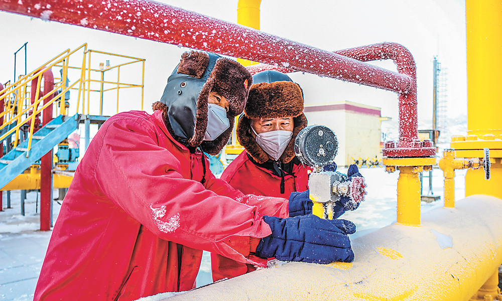 近日，新疆油田油氣儲運公司采取“線上+線下”監督組合拳守住安全底線，發動全員查隱患、治隱患，守牢安全生產基本盤，鞏固好全年油氣儲運生產成果。圖為公司員工冒著凜冽的寒風在配氣站排查安全隱患。張克文 陸利祥 攝影報道