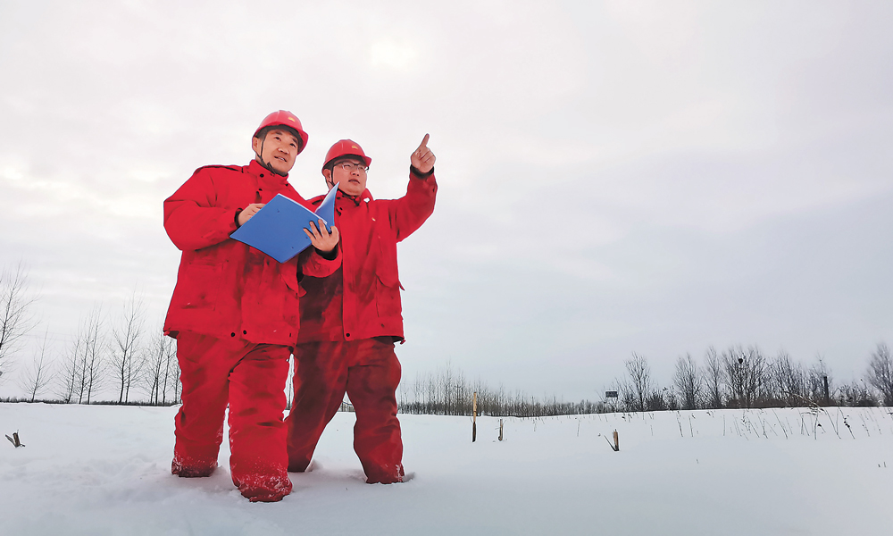 近日，大慶油田采氣員工踏著厚厚積雪仔細巡線，確保天然氣管線安全運行。高乃佳 張云普 攝影報道