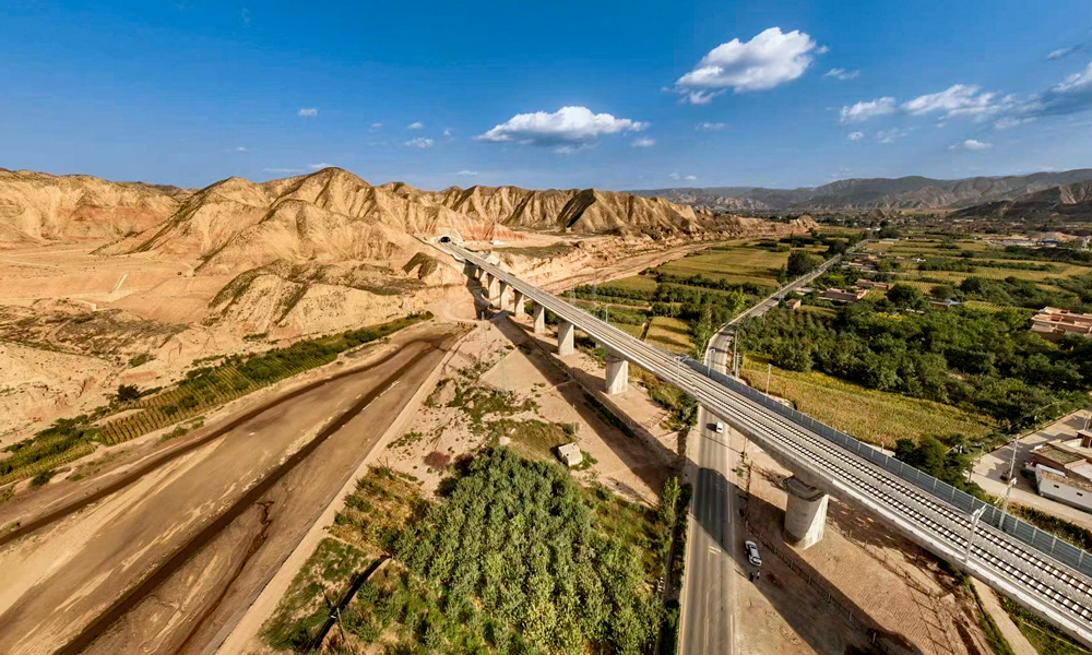 12月29日，由中國鐵建所屬鐵五院勘察設(shè)計，中鐵十一局、中國鐵建大橋局、中鐵十四局、中鐵十七局、中鐵二十局、中鐵二十二局、中鐵建設(shè)參建的銀（川）蘭（州）高鐵中（衛(wèi)）蘭（州）段正式開通運營，我國西北地區(qū)再添快速客運大通道。圖為銀蘭高鐵寶臺山隧道段。