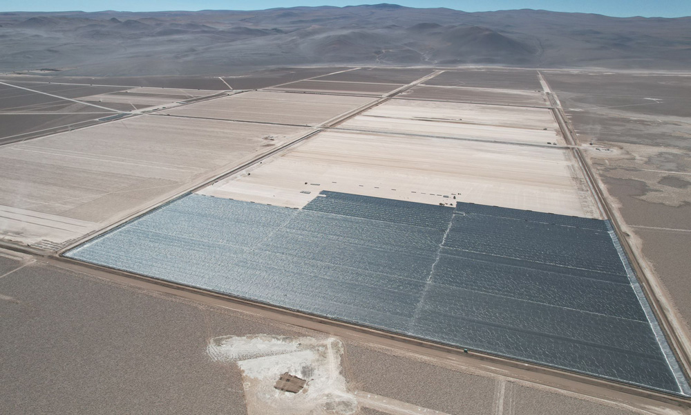 近日，隨著鹽水注入H51鹽湖蒸發(fā)池，中國中鐵旗下中鐵十局承建的阿根廷尤耶亞科鹽湖項目首個鹽湖蒸發(fā)池正式投入使用。H51鹽湖蒸發(fā)池容量達(dá)10億升，是尤耶亞科項目單體最大的鹽湖蒸發(fā)池。圖為項目施工現(xiàn)場。