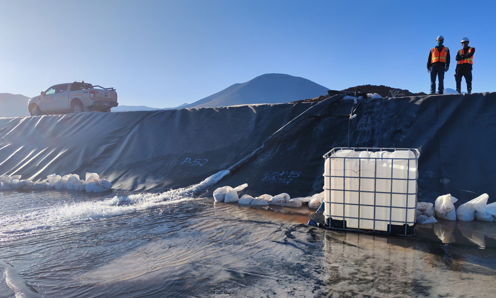 尤耶亞科鹽湖項目建成后，將助力當(dāng)?shù)啬戤a(chǎn)2萬噸的氯化鋰工廠建設(shè)，提取的含量42克/升的濃縮鋰鹽水將送入位于薩爾塔省的一個加工廠加工處置，不僅對進(jìn)一步整合資源優(yōu)勢、發(fā)展當(dāng)?shù)劁囯姰a(chǎn)業(yè)具有重要意義，還對推進(jìn)阿根廷綠色循環(huán)產(chǎn)業(yè)和資源綜合節(jié)約利用有著重要作用。圖為項目注水施工現(xiàn)場。