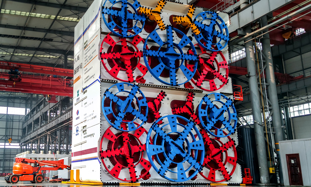 1月6日，中國中鐵旗下中鐵工業(yè)研制的世界最大斷面組合式矩形盾構(gòu)頂管機“中鐵1179號”在鄭州中鐵裝備國家TBM產(chǎn)業(yè)化中心下線，這是我國在矩形頂管技術(shù)上的再次重大突破，進一步鞏固了我國在該領(lǐng)域的國際領(lǐng)先地位。