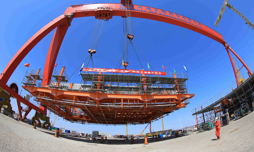 隨著項(xiàng)目生活樓作為最后一個(gè)結(jié)構(gòu)單通過(guò)SPMT（自行式模塊運(yùn)輸車(chē)）完成裝船，項(xiàng)目就此結(jié)束全部陸地建造工作，它的投產(chǎn)節(jié)點(diǎn)日益臨近。圖為900噸龍門(mén)吊吊起渤中29-6項(xiàng)目甲板片。