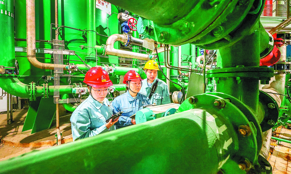 近日，中國石化揚子石化熱電廠交換器正洗水回用項目投用。裝置管理人員加強巡檢，做好關鍵儀表、設備特護，24小時不間斷監控記錄運行情況，確保安穩運行。圖為員工優化調整運行參數。