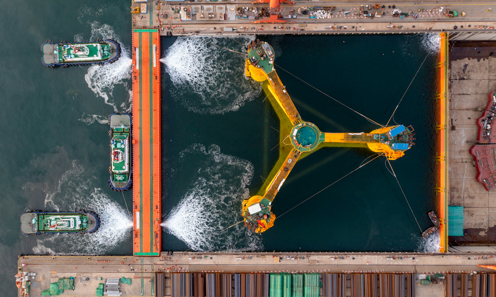 “海油觀瀾號(hào)”裝機(jī)容量7.25兆瓦，由浮式基礎(chǔ)和風(fēng)機(jī)組成，整體高度超200米，吃水總重達(dá)11000噸。底部是一個(gè)三角形浮式基礎(chǔ)，由30個(gè)鋼結(jié)構(gòu)模塊組裝而成，包括3個(gè)邊立柱和1個(gè)中間立柱，整體邊長(zhǎng)近90米、高約35米、重量達(dá)4000噸。浮式基礎(chǔ)上方是高約83米，相當(dāng)于30層樓高的圓筒形狀柱子，柱子上方裝有重達(dá)260噸的機(jī)艙，可以指揮風(fēng)機(jī)進(jìn)行轉(zhuǎn)動(dòng)和變槳操作，被譽(yù)為風(fēng)機(jī)的“大腦”。機(jī)艙前部是直徑達(dá)158米的葉輪，也就是人們熟知的“大風(fēng)車”，轉(zhuǎn)動(dòng)一圈的掃風(fēng)面積近20000平方米，約等于2.7個(gè)標(biāo)準(zhǔn)足球場(chǎng)的大小，帶動(dòng)3只大葉片使機(jī)艙中的發(fā)電機(jī)轉(zhuǎn)動(dòng)，生成源源不斷的綠色電力。