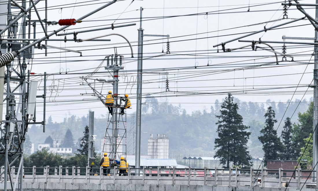 貴南高鐵設計時速350公里，是我國“八縱八橫”高速鐵路網包頭至海口通道的重要組成部分。圖為4月9日，工人在貴南高鐵貴州段三標馬寨雙線特大橋施工。新華社記者 楊文斌 攝