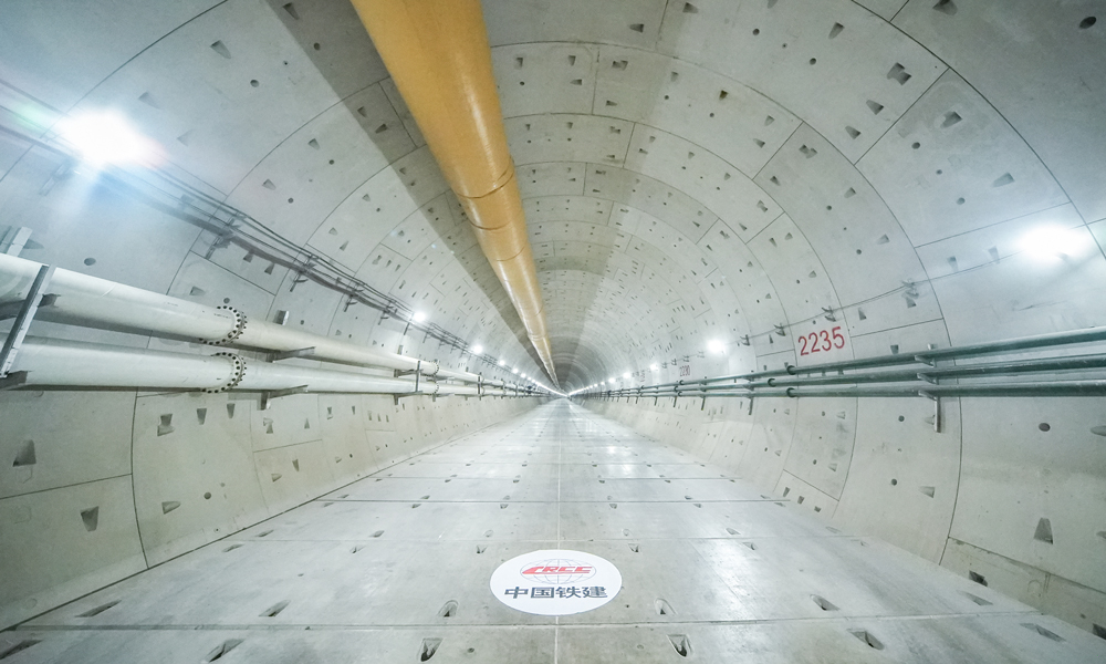 4月12日上午9時許，隨著“新穿越號”盾構機刀盤破洞而出，由中國鐵建所屬鐵四院設計、中鐵十四局承建的上海首條市域鐵路機場聯絡線2標盾構隧道順利貫通，為我國首條串聯“兩座機場和三座火車站”的空鐵直通線路加快建設奠定了堅實的基礎。圖為建成后的成型隧道。