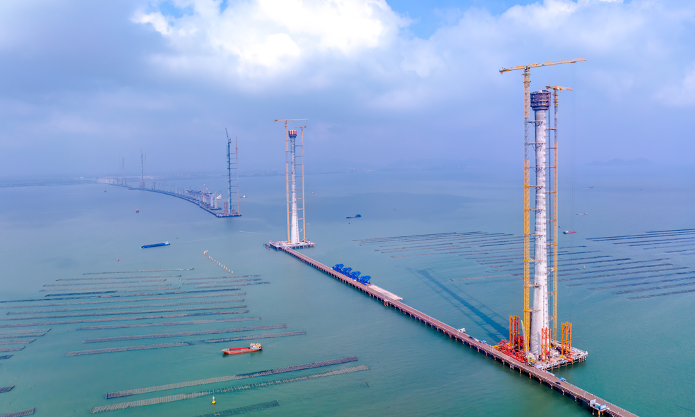 目前，黃茅海跨海通道建設(shè)進(jìn)展順利，即將開始鋼箱梁吊裝，預(yù)計2024年4月鋼箱梁合龍，2024年底建成通車。