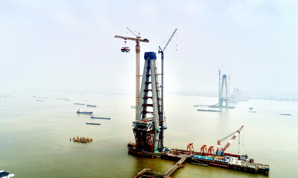 近日，隨著280噸重的底節鋼塔穩穩放置在250米高的中塔柱合龍段上，中國中鐵旗下中鐵大橋院設計、中鐵大橋局承建、中鐵工業參建的常泰長江大橋主航道橋6號主塔轉入上塔柱施工階段。常泰長江大橋主航道橋主跨達1176米，是世界最大跨度公鐵兩用斜拉橋，6號主塔設計高度352米，是世界在建最高橋塔。