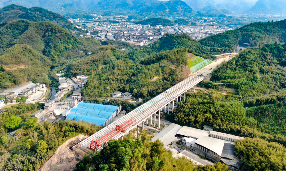 近日，隨著大沙壩大橋最后一片T梁成功架設，中鐵北京局承建的四川宜賓至云南威信高速公路2標項目主線橋梁雙幅架設全部完成。目前，宜威高速公路2標項目施工建設已完成超過90%。項目建成后，川南地區將新增一條出川高速公路通道，并與已建成的宜彝高速、宜敘高速、內宜高速、樂宜高速、納黔高速、宜渝高速、宜畢高速等連接成網。