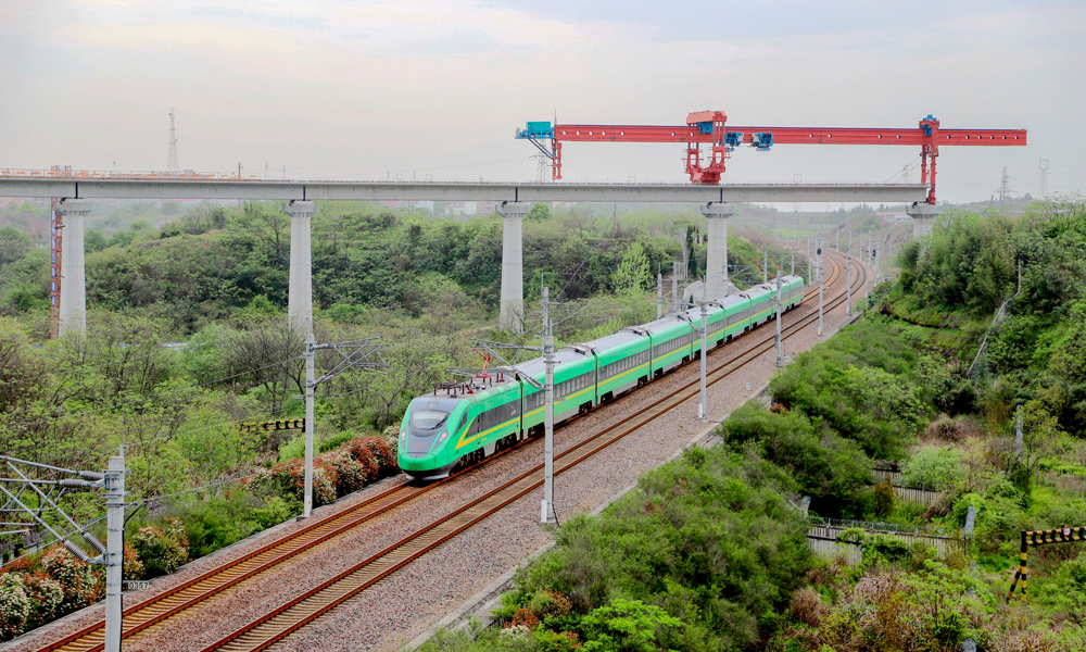 近日，隨著架橋機將最后一榀重達376噸的簡支箱梁精準落位在杭衢鐵路九景衢下行聯絡線特大橋橋墩上，中鐵三局承建的杭衢鐵路（建衢段）九景衢下行聯絡線成功上跨衢九鐵路。目前，宜威高速公路2標項目施工建設已完成超過90%。項目建成后，川南地區將新增一條出川高速公路通道。