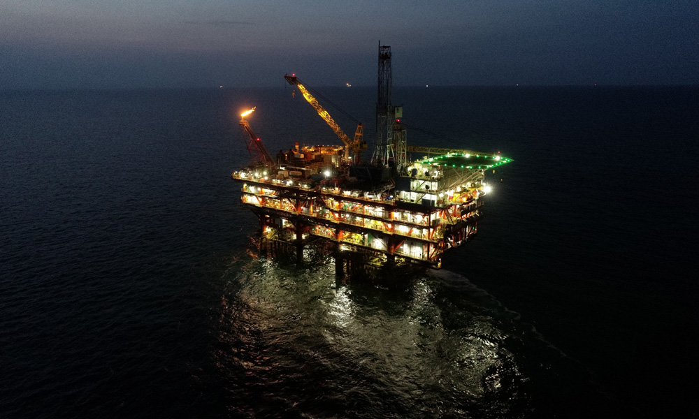 渤海油田蒸汽吞吐熱采技術在旅大21-2油田、旅大5-2北油田、旅大27-2油田、金縣1-1油田應用。旅大21-2油田熱采平臺于2020年8月建成投產以來，一直致力于蒸汽吞吐熱采工藝實踐創新和配套流程設備的精細化管理，通過消化吸收稠油井熱化學吞吐，化學降粘等一系列先進技術，不斷創新地面設備自主維保模式，挖潛產量3.8萬噸，有效提高了海上稠油熱采產能，并成為渤海油田海上規?；療岵烧羝掏吕郛a最高的生產平臺。