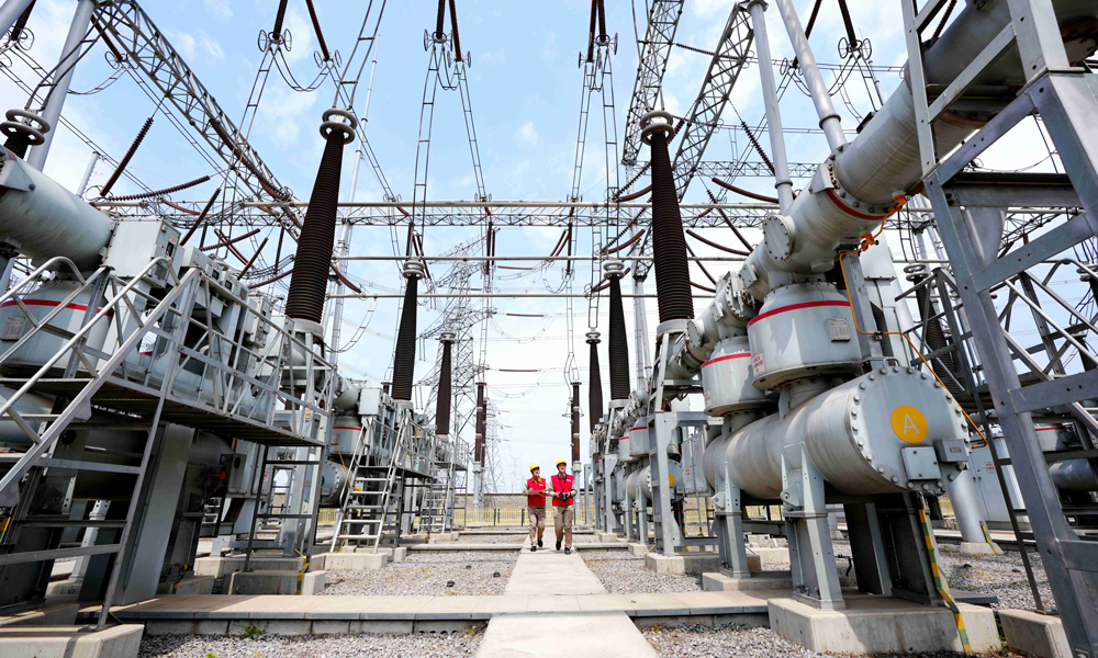 近日，國家電網天津高壓公司員工在500千伏南蔡變電站開展迎峰度夏設備特巡。