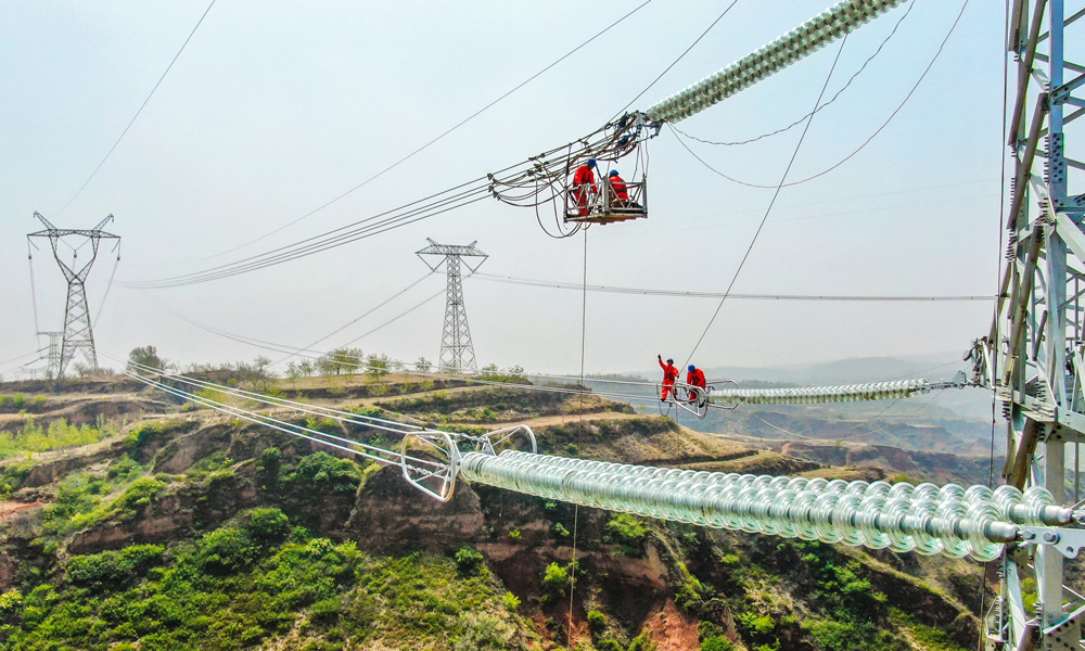 近日，國家電網山西送變電公司員工開展呂梁—晉中1000千伏變電站500千伏線路工程建設高空作業，保障迎峰度夏期間電力可靠供應。