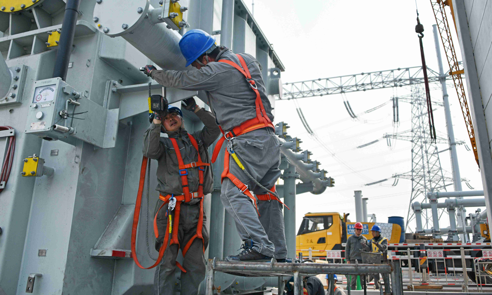 近日，國家電網重慶送變電公司員工在永川500千伏輸變電工程現場進行主變壓器安裝工作，保障迎峰度夏期間電力可靠供應。