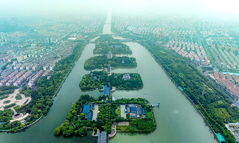 據悉，南水北調東線2022年至2023年度蘇魯省界調水于5月29日12時結束，共向山東省調水8.5億立方米；南水北調東線北延應急供水工程5月31日20時完成2022年至2023年度調水任務，共向黃河以北調水2.77億立方米。圖為6月1日拍攝的位于江蘇省揚州市江都區的南水北調東線源頭江都水利樞紐（無人機照片）。新華社發（任飛 攝）