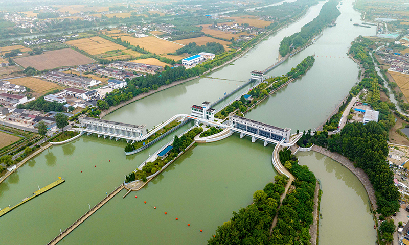 6月1日拍攝的位于江蘇省揚州市江都區的南水北調東線一期工程運鹽閘、邵仙套閘、邵仙閘洞（無人機照片）。新華社發（任飛 攝）