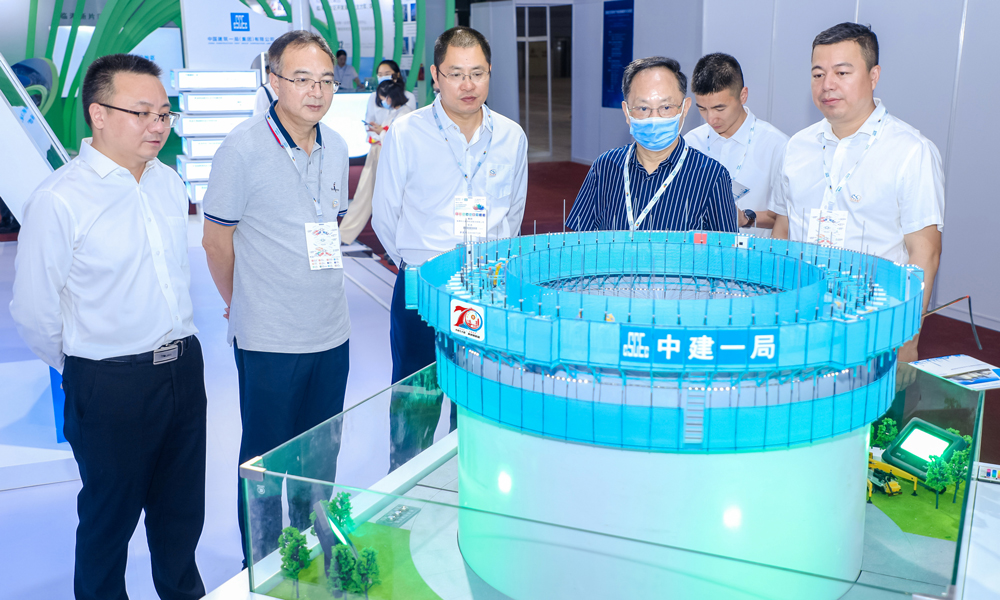 中建一局創(chuàng)新研發(fā)的“天空之眼”——高精度智能數(shù)控滑模平臺(tái)，通過使用電動(dòng)數(shù)控技術(shù)，改變了我國(guó)四十余年來(lái)液壓油泵千斤頂?shù)奶嵘绞剑粌H比傳統(tǒng)作業(yè)減少近3成的碳排放，更是首次將提升精度控制在毫米級(jí)以內(nèi)。