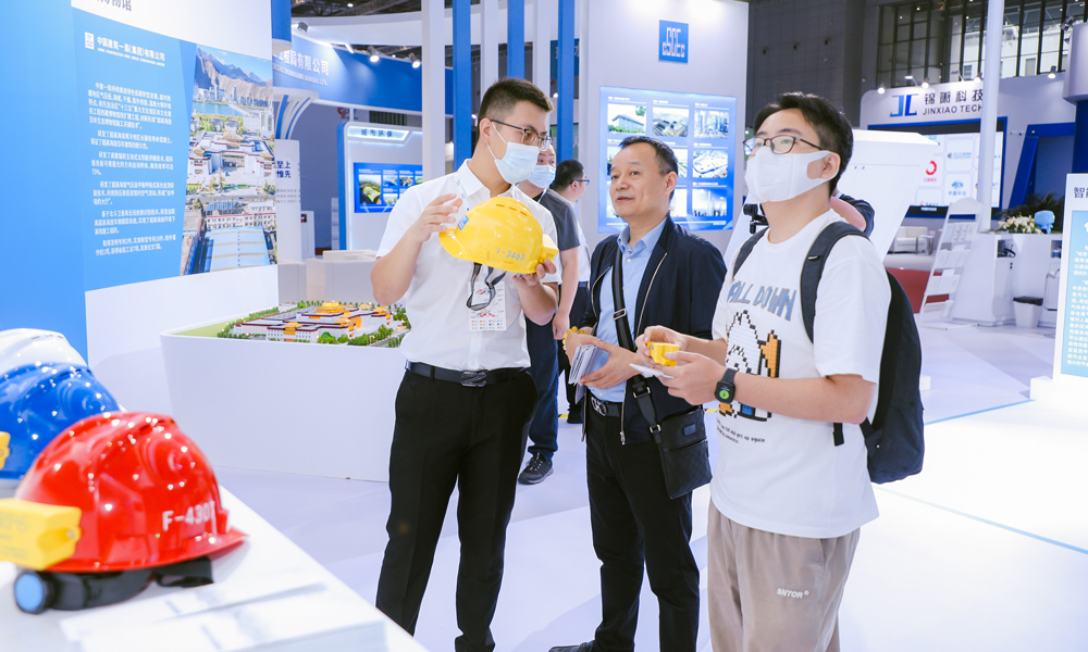 中建一局行業(yè)首創(chuàng)的3D立體定位智能“生命罩”，應(yīng)用創(chuàng)新型傳感網(wǎng)絡(luò)技術(shù)和定位技術(shù)，不僅可以實(shí)現(xiàn)對(duì)佩戴人員的三維立體定位，還能實(shí)時(shí)感知監(jiān)控佩戴人員周邊環(huán)境狀態(tài)，具備“千里眼”“順風(fēng)耳”“智慧芯”等強(qiáng)大功能。