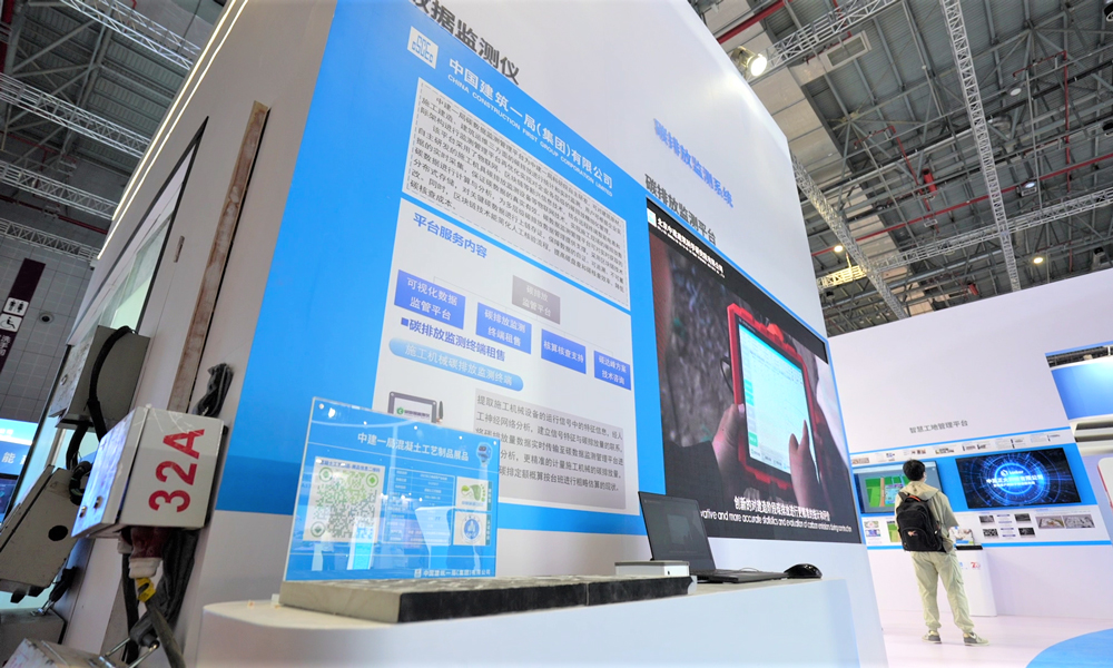 中建一局行業(yè)首創(chuàng)的碳排放監(jiān)測(cè)儀建立起信號(hào)特征與碳排放的聯(lián)系，實(shí)現(xiàn)碳排放量數(shù)據(jù)精確檢測(cè)。