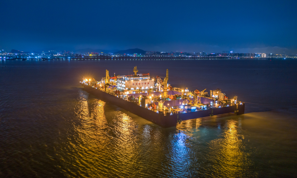 6月11日，廣東省交通集團在建的國家重大工程——深中通道海底隧道最終接頭順利推出，貫通測量結果表明，實現了與東側E24管節精準對接。從2018年4月海底隧道沉管鋼殼試驗段開工，歷時5年多，這座“海底長城”終于合龍。深中通道沉管隧道最終接頭正在進行水下對接。李一 攝 